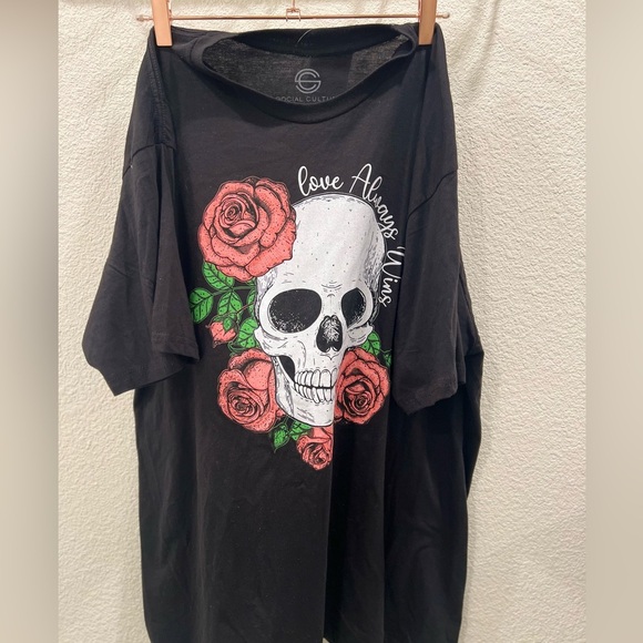 Black tshirt with graphics. Short sleeve - Picture 1 of 4